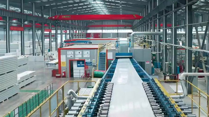 Effizienz und Qualit&auml;t steigern: In der Produktionslinie f&uuml;r PU-Sandwichplatten