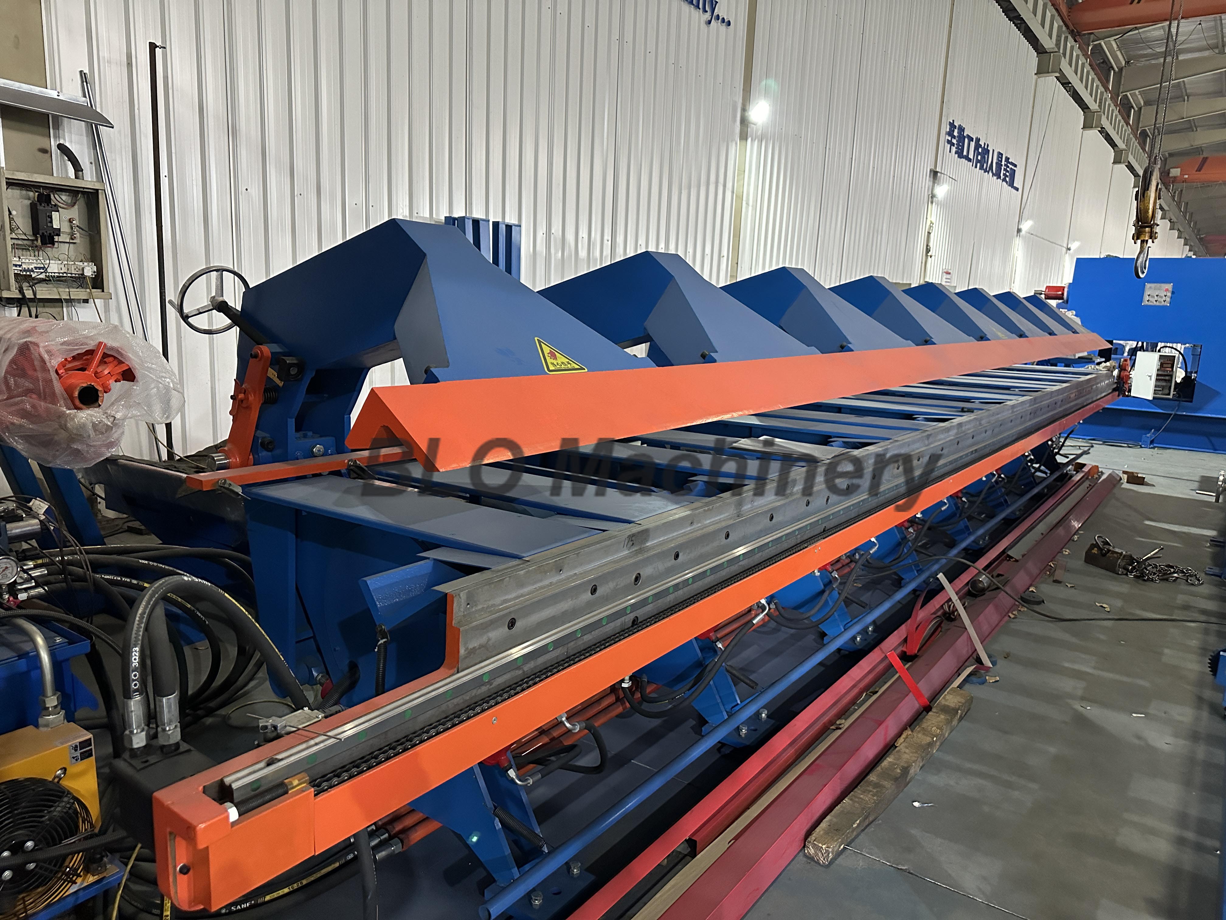 Kompletn&iacute; technick&aacute; řešen&iacute; pro CNC skl&aacute;dac&iacute; stroj a CNC obousměrn&yacute; inteligentn&iacute; skl&aacute;dac&iacute; stroj