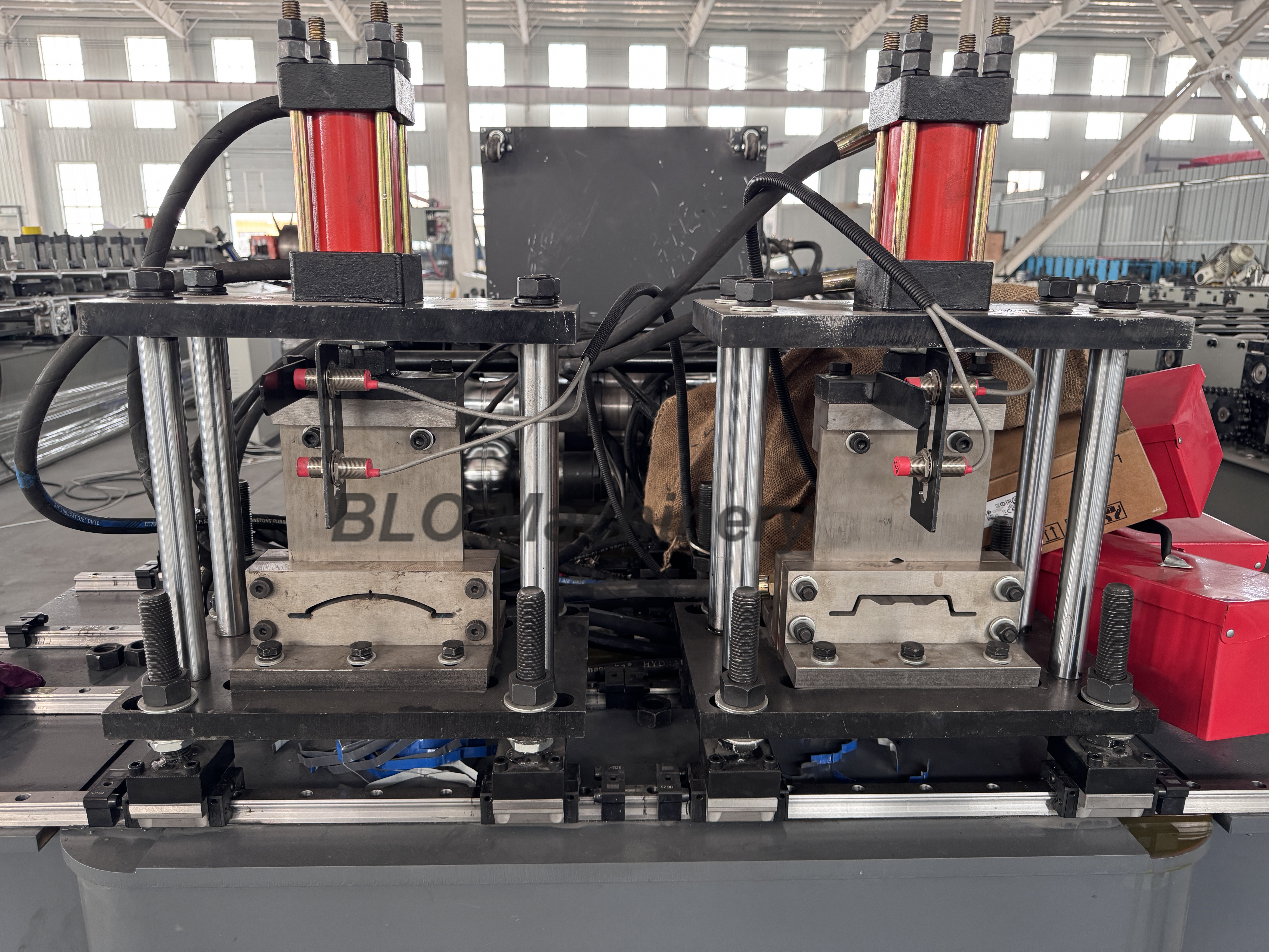 Como trabalhar com uma m&aacute;quina formadora de rolo para porta de veneziana de dois perfis e linha dupla