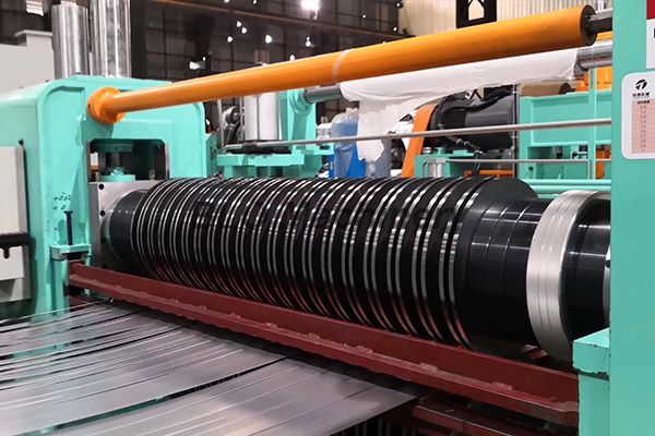 0.3 - 3.0mmの狭いストリップのコイルに広いコイルをスリットするための高速金属スリッター機ライン