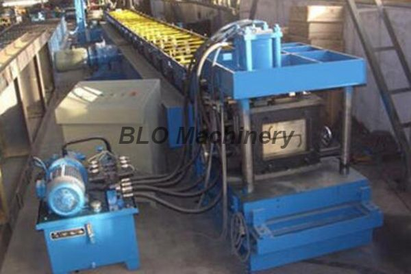 Vollautomatische Gr&ouml;&szlig;en&auml;nderung der C/Z-Pfettenrollenformmaschine auf 350 mm 