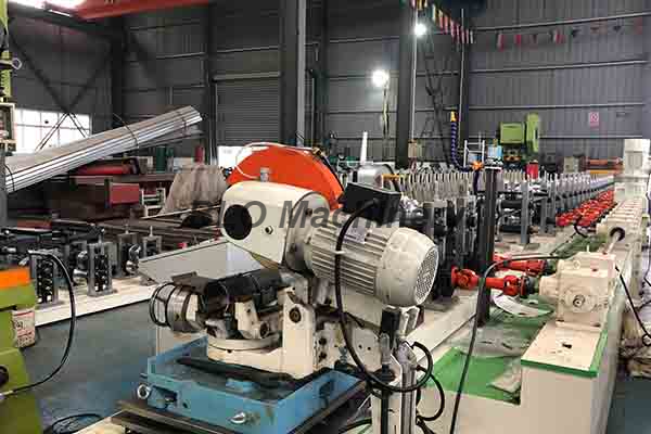 Machine de formage de rouleaux de tuyaux ronds